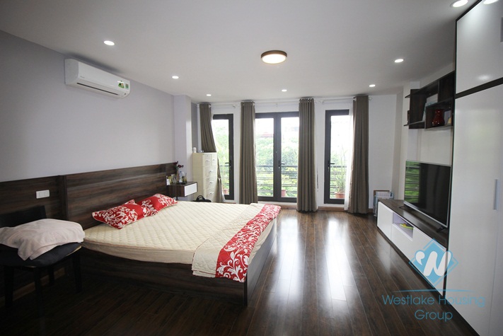 Spacious, good natural light studio for rent in Doi Can alley, Ba Dinh, Hanoi