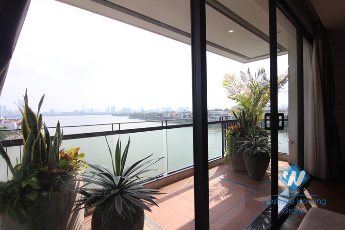 High floor lake front apartment for rent in Tay Ho