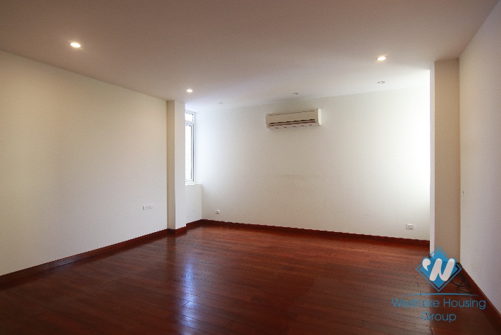 Unfurnished 3 bedrooms apartment for rent in Hoan Kiem  district, Ha Noi
