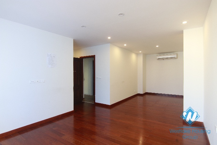 Unfurnished 3 bedrooms apartment for rent in Hoan Kiem  district, Ha Noi
