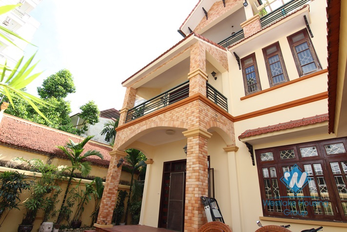 Lovely house with courtyard for rent in Tay Ho
