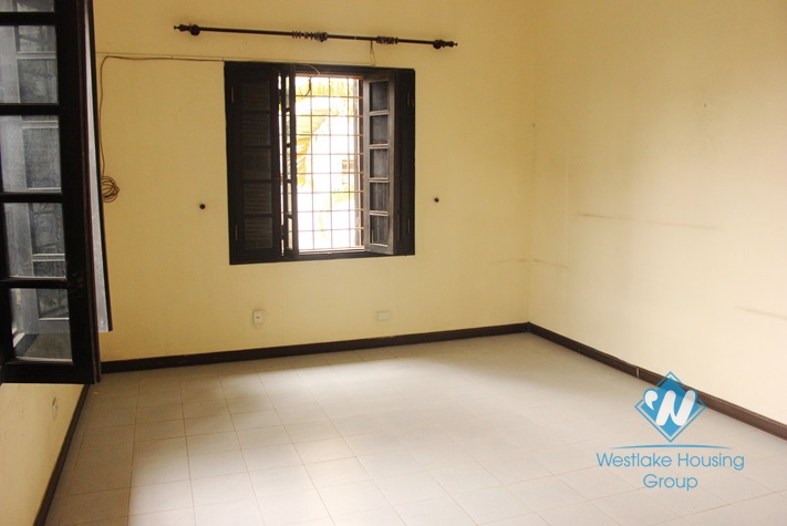Unfurnish and large house for rent in Au co st, Tay Ho, Ha Noi