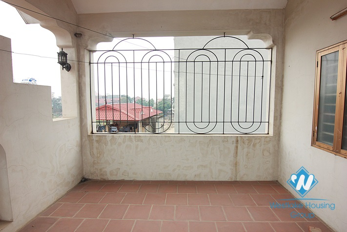 A inexpensive unfurnished house for rent in Tay Ho area 