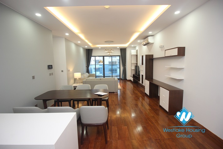 3 bedrooms apartment for rent in Trang An 