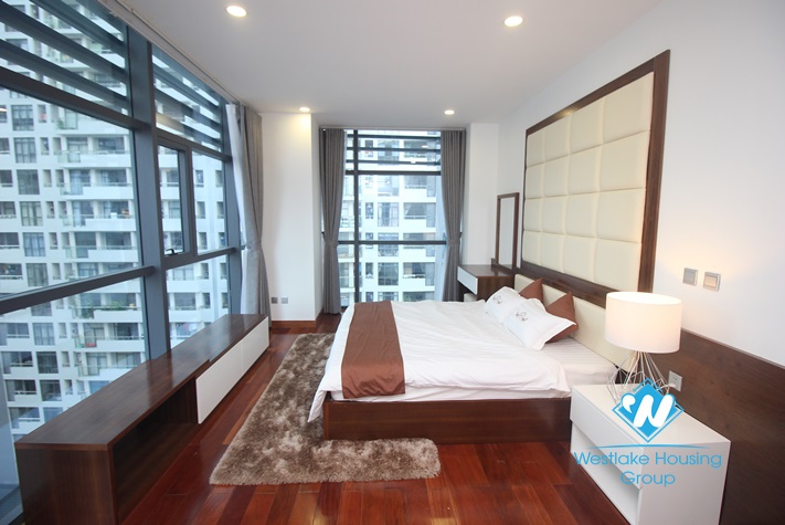 3 bedrooms apartment for rent in Trang An 