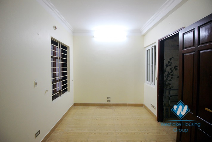 Cheap house with 4 bedrooms for rent in Au Co street, Tay Ho district.