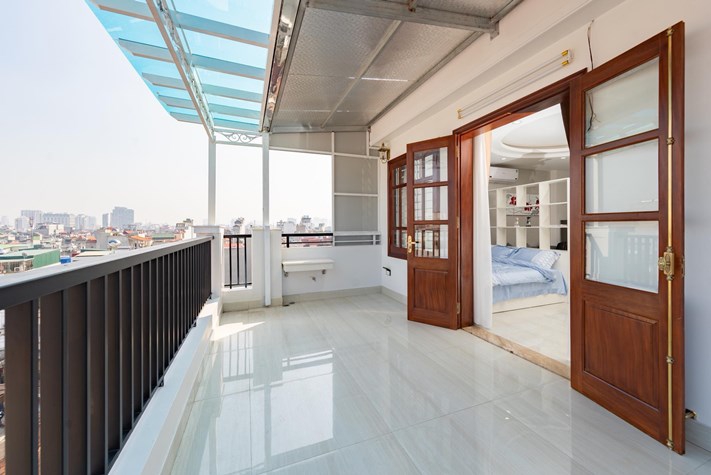 A new 1 bedroom apartment with big balcony for rent in Dong da