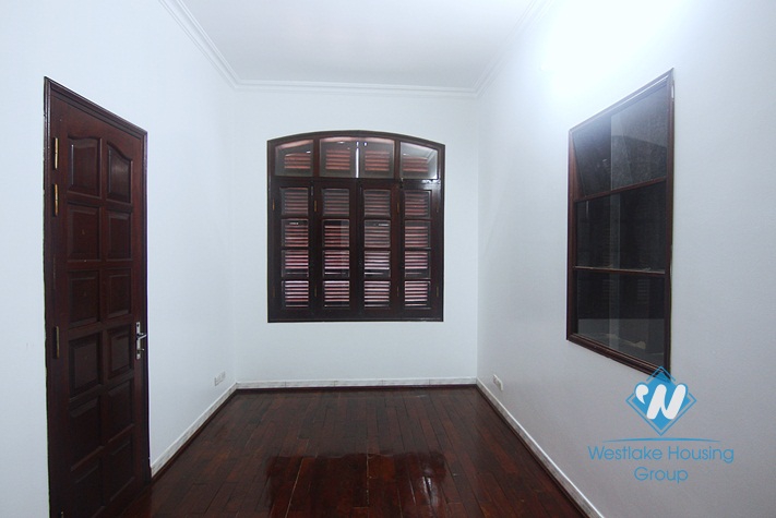 A good house for rent on Dang Thai Mai street, Tay Ho District