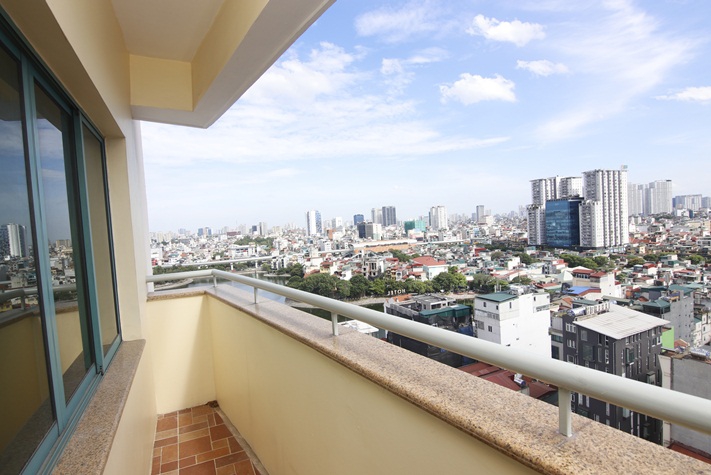 A large four-bedroom apartment with the view of the city and a lake on Lang Ha street