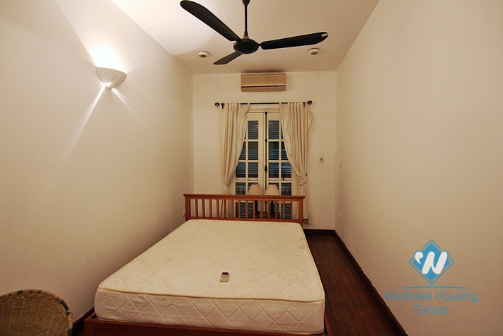 Unfurnished house with big yard for rent in Xuan Dieu, Tay Ho, Ha Noi