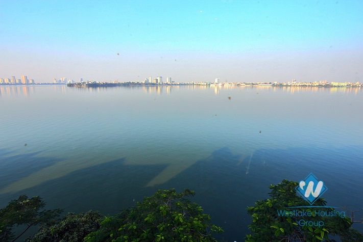 Lake view apartment for rent on Tay Ho, Ha Noi