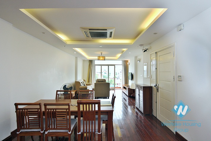 A good deal for 3 bedroom apartment in Xuan dieu, Tay ho, Ha noi