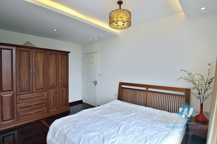 A good deal for 3 bedroom apartment in Xuan dieu, Tay ho, Ha noi