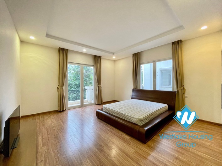 Single villa Hoa Phuong in Vinhomes Riverside urban area for rent.
