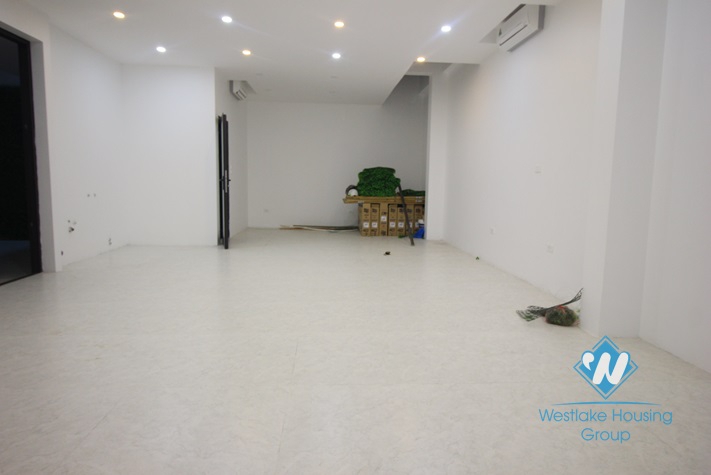 An official for rent in Lac Long Quan st, Tay Ho district, Hanoi