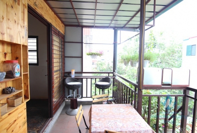 Tiny artisan's house with a balcony for rent in Tay Ho