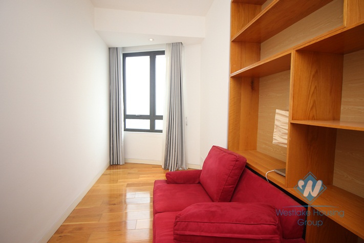 Bright and spacious apartment in IPH building for rent 