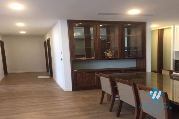 A modern 3 bedroom apartment for rent in Vinhome Nguyen Chi Thanh