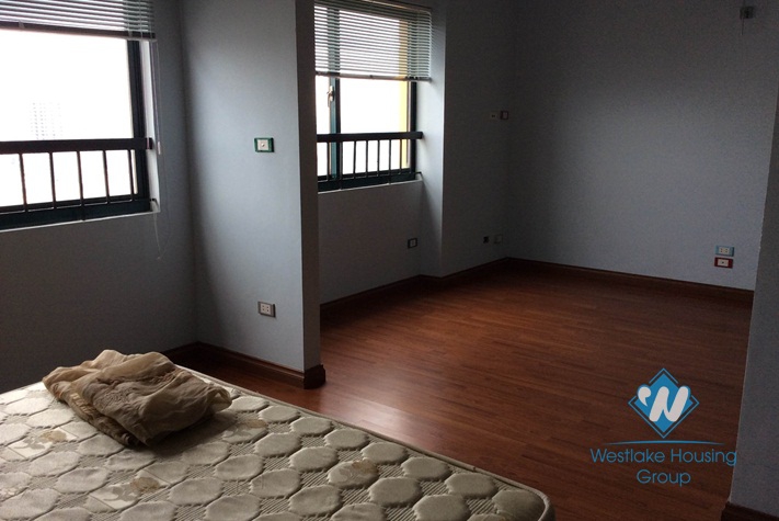 Furnished 3 bedroom apartment for rent in Nguyen Chi Thanh, Dong Da district