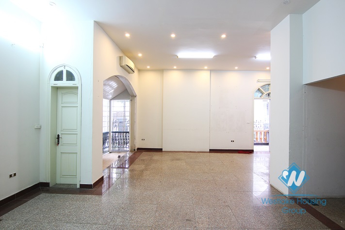 Luxury house for rent in Tay Ho District, Ha Noi 