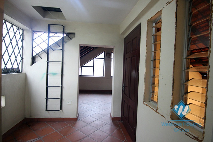Cheap price house with 4 bedrooms for rent in Tay Ho.