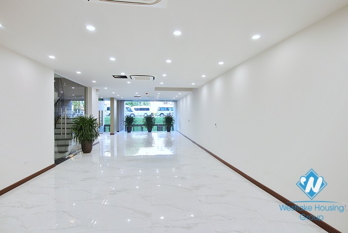 A spacious commercial space on Au Co street, Tay Ho