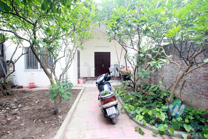 House with large garden for rent on Dang Thai Mai, Tay Ho