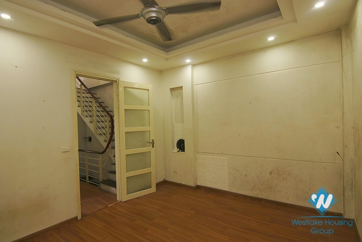 Unfurnished house for rent in Hoang Hoa Tham, Ba Dinh