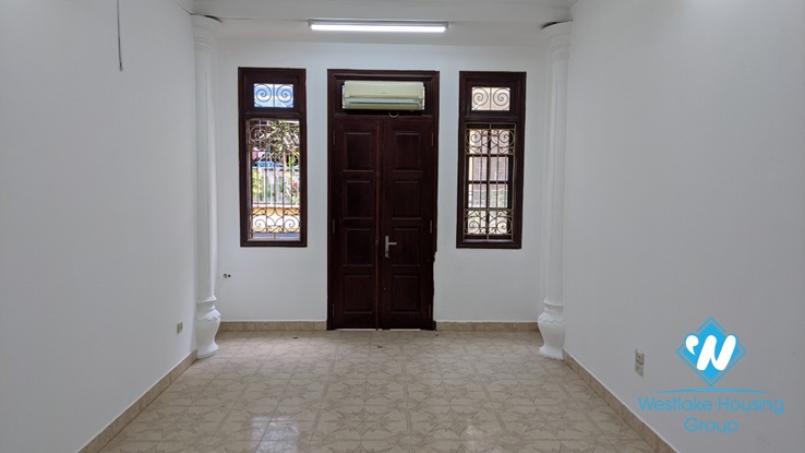 Unfurnished 3 bedroom house for rent on Tran Duy Hung street, Cau Giay