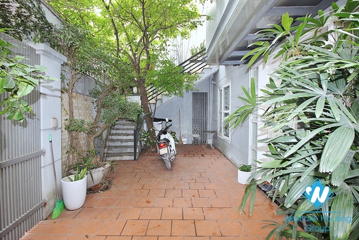 Lakeside garden house for rent in Tay Ho
