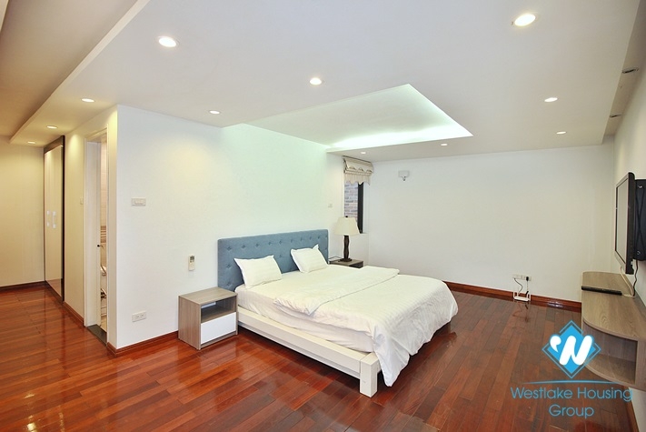 Lake view 3 bedroom apartment for rent in Yen Phu st, Tay Ho district.