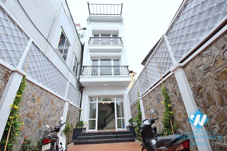 Unfurnished four bedrooms house for rent in Dang Thai Mai st, Tay Ho area