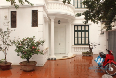 Nice house with yard for lease in Xuan Dieu street, Tay Ho, Hanoi