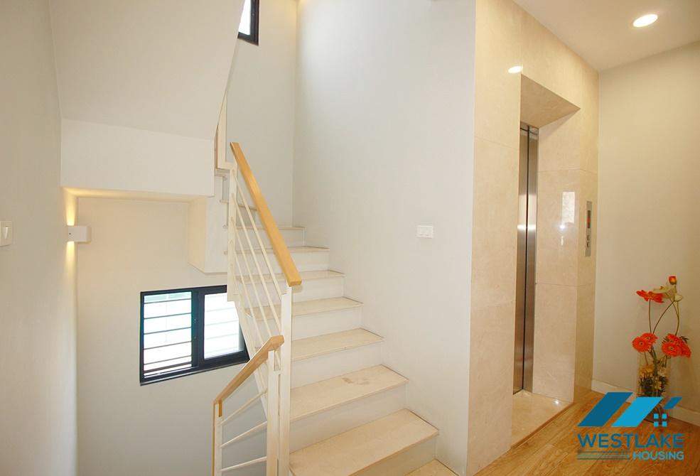 Elevator house for rent in near Ha Noi Club, Tay Ho District