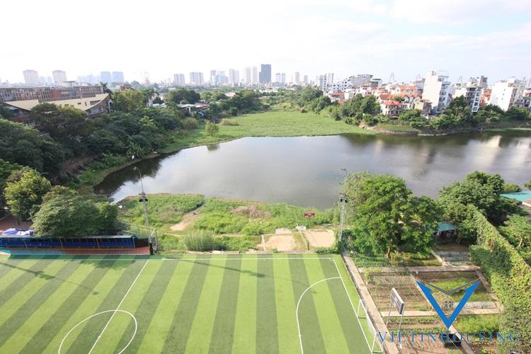 To NgocVan通りにある湖の景色を望むスタイルな賃貸アパート