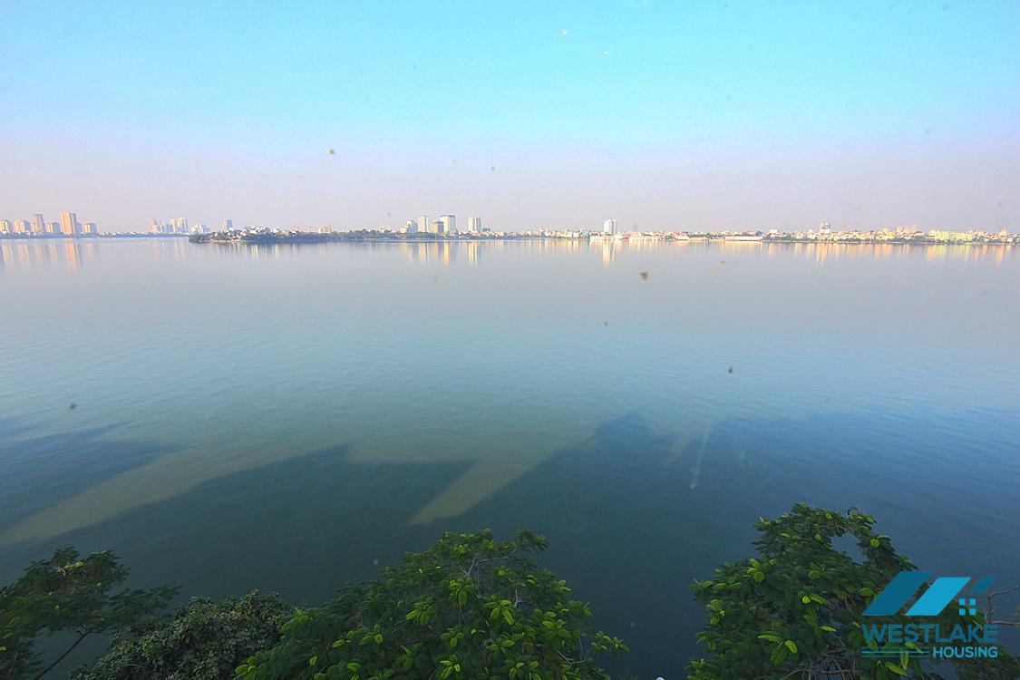 Lake view apartment for rent on Tay Ho, Ha Noi