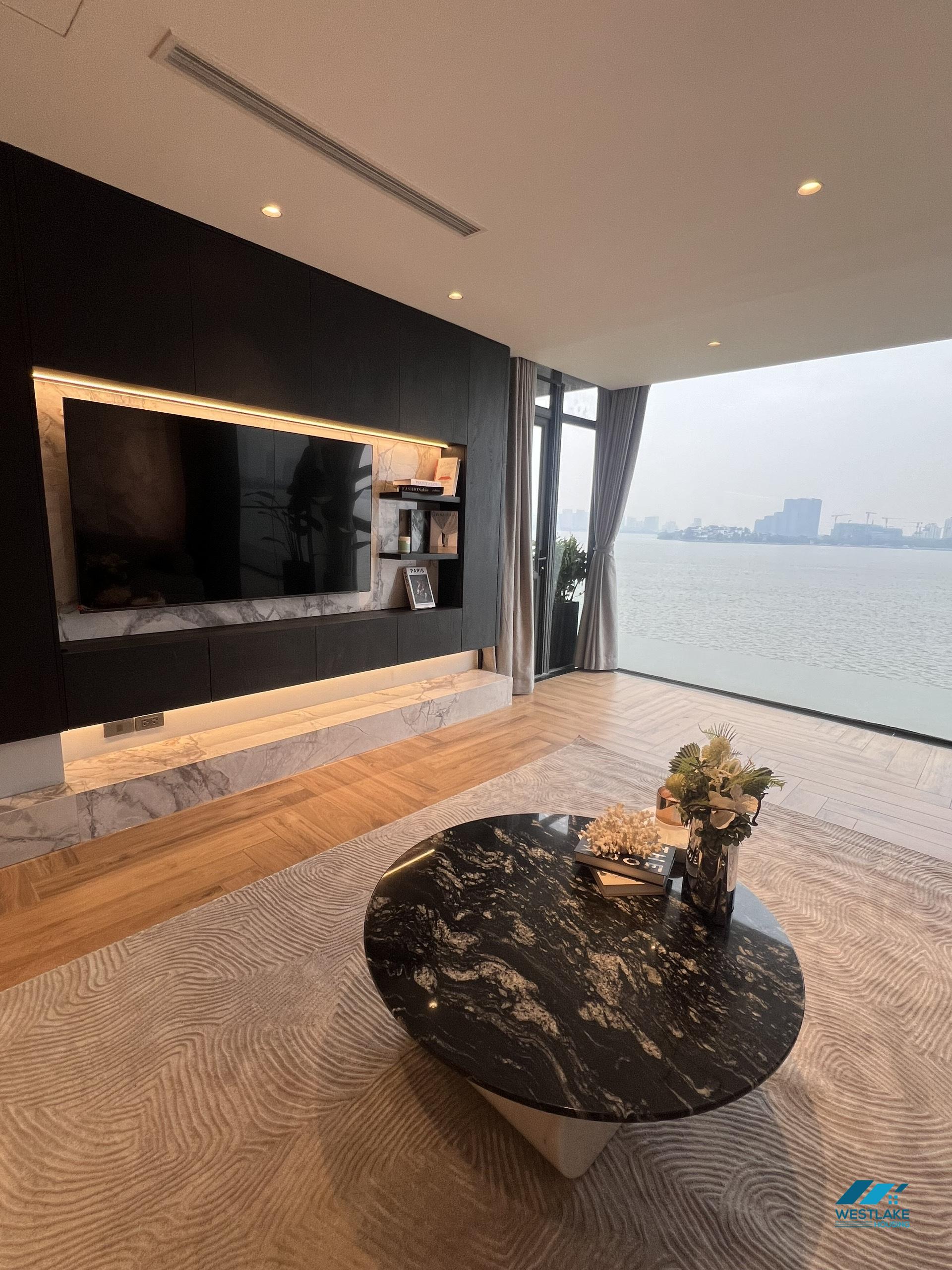 Lake view apartment for rent on Tay Ho, Ha Noi