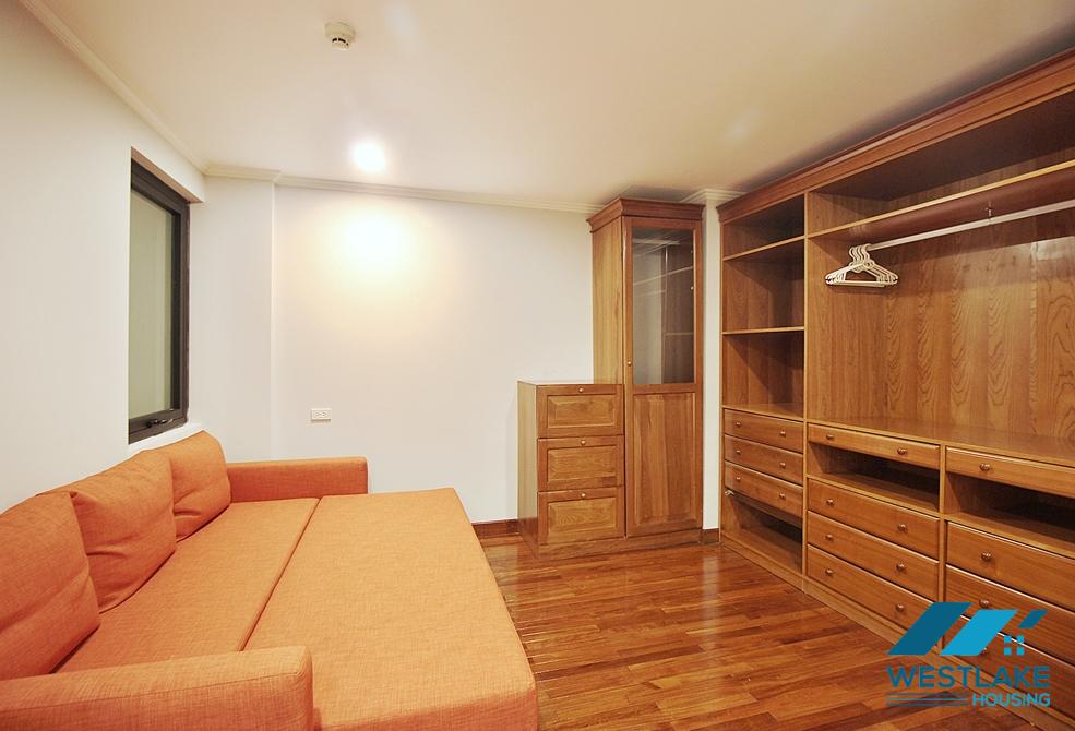 A beautiful lake view 2 bedroom apartment for rent in Xuan Dieu, Tay Ho