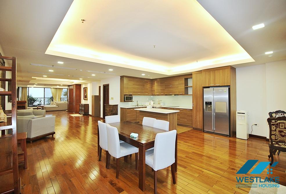 Spacious and lake view 3beds apartment for rent in Xuan Dieu, Tay Ho