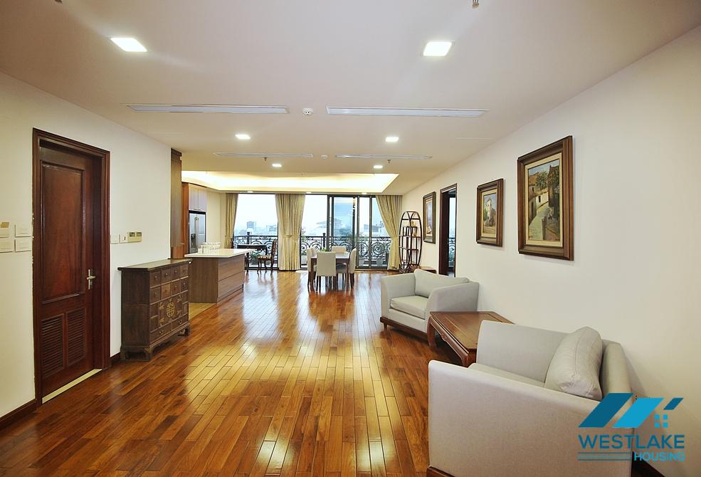 Spacious and lake view 3beds apartment for rent in Xuan Dieu, Tay Ho