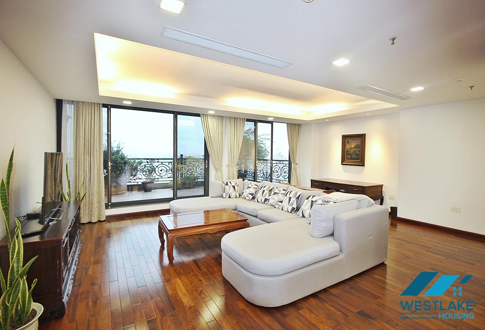 Spacious and lake view 3beds apartment for rent in Xuan Dieu, Tay Ho