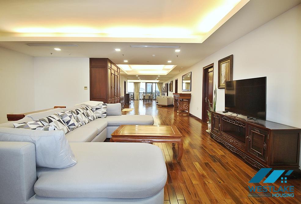 Spacious and lake view 3beds apartment for rent in Xuan Dieu, Tay Ho