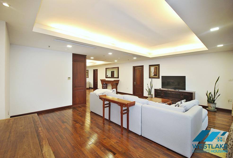 Spacious and lake view 3beds apartment for rent in Xuan Dieu, Tay Ho