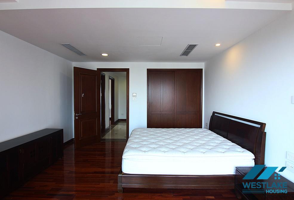 Lake view apartment on the 9th floor for rent in Xuan Dieu st, Tay Ho