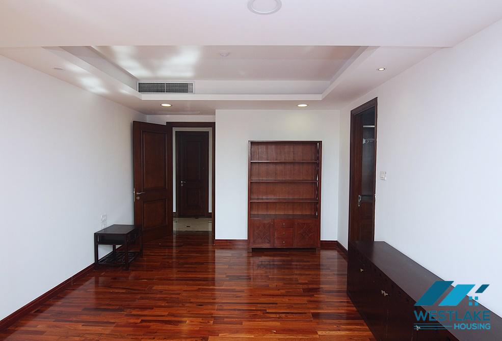 Lake view apartment on the 9th floor for rent in Xuan Dieu st, Tay Ho