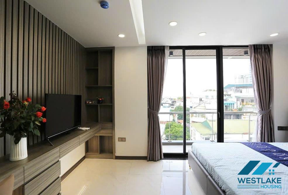 Căn hộ 1 phòng ngủ view hồ diện tích lớn cho thuê tại Trúc Bạch