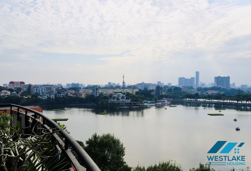 Cho thuê căn hộ 2 phòng ngủ view hồ Trúc Bạch, Ba Đình, Hà Nội