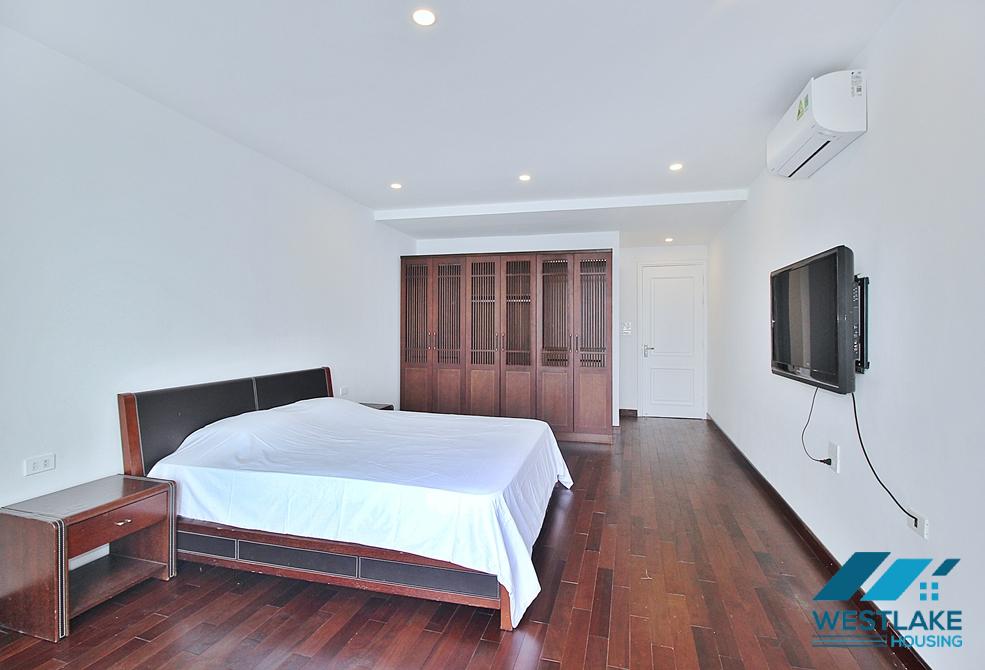 Lake view 3beds apartment for rent in Tu Hoa st, Tay Ho