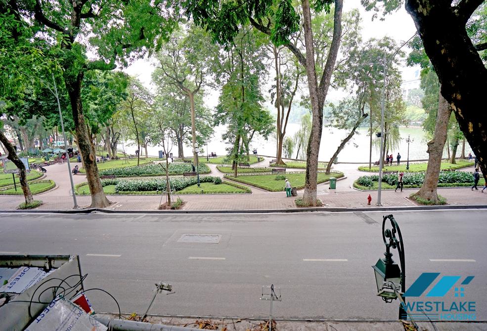 Cho Thuê Căn Hộ 2 Phòng Ngủ Tại Hoàn Kiếm View Hồ Gươm.