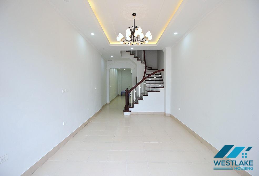 Unfurnished four bedrooms house for rent in Dang Thai Mai st, Tay Ho area